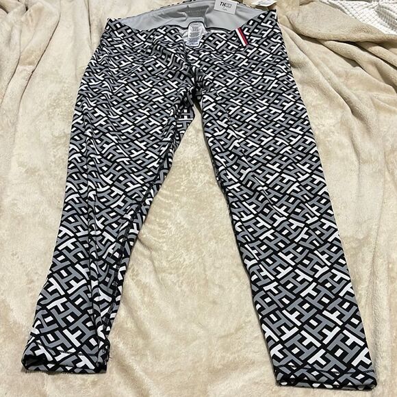 NWT- Tommy Hilfiger- 2X - Picture 2 of 9